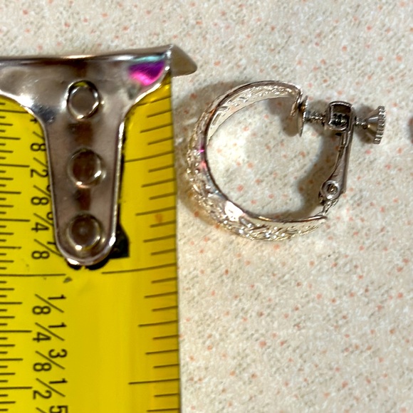 Vintage Napier lacey silver tone screw clip hoop earrings (596) - Picture 4 of 5